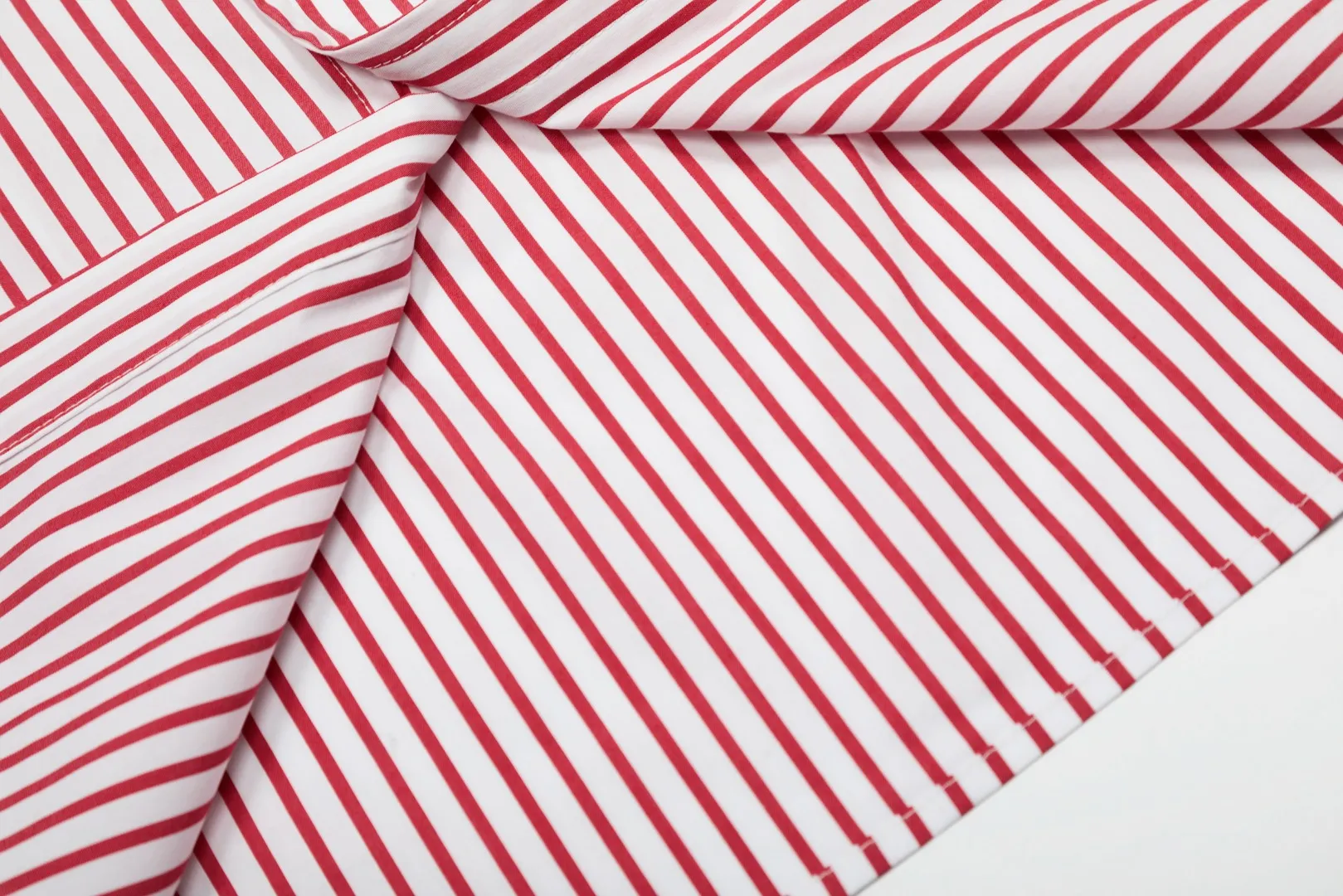 P260 💰 "Top quality" Style number: 8082# [Ralph Lauren classic basic new old money style striped shirt long sleeves] ✅Ralph Lauren Ralph Lauren colorful style old money style cotton poplin striped casual shirt long sleeves ✅Top ceiling quality ZP original development You can compare with the real thing at will ✅100% restored workmanship The entire garment is covered with seams and clean edges Curved triangular bifurcation ✅100% cotton poplin cotton Smooth to the touch Pre-car wash treatment The yarn is tighter ✅Customized dyed original pearlescent white bottom buttons, large and small zoning, vertical phoenix eyelets ✅Special shaped chiffon foil inside the collar door tube, not easy to deform and pull ✅Refreshing colorful striped shirt, salty or sweet, daily travel, extremely high production rate, customized style ✅The upper body looks much better than the real thing, can be worn alone or worn in all seasons, highly recommended for goddesses, size: S-XL, color: red, blue, green